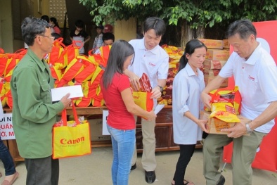Hỗ trợ người dân vùng lũ miền Trung vượt khó khăn